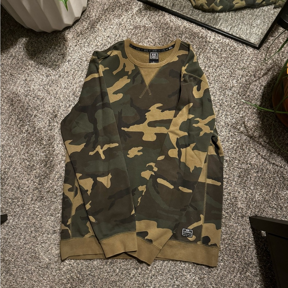 Men’s Nike Camo Crewneck Sweater (Size M)